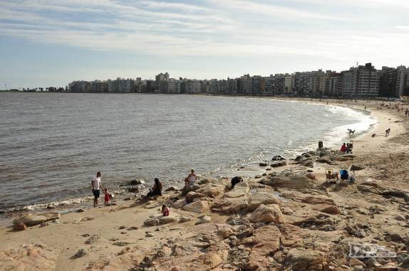 Fim de tarde na praia de Pocitos, em Montevideo, no Uruguai